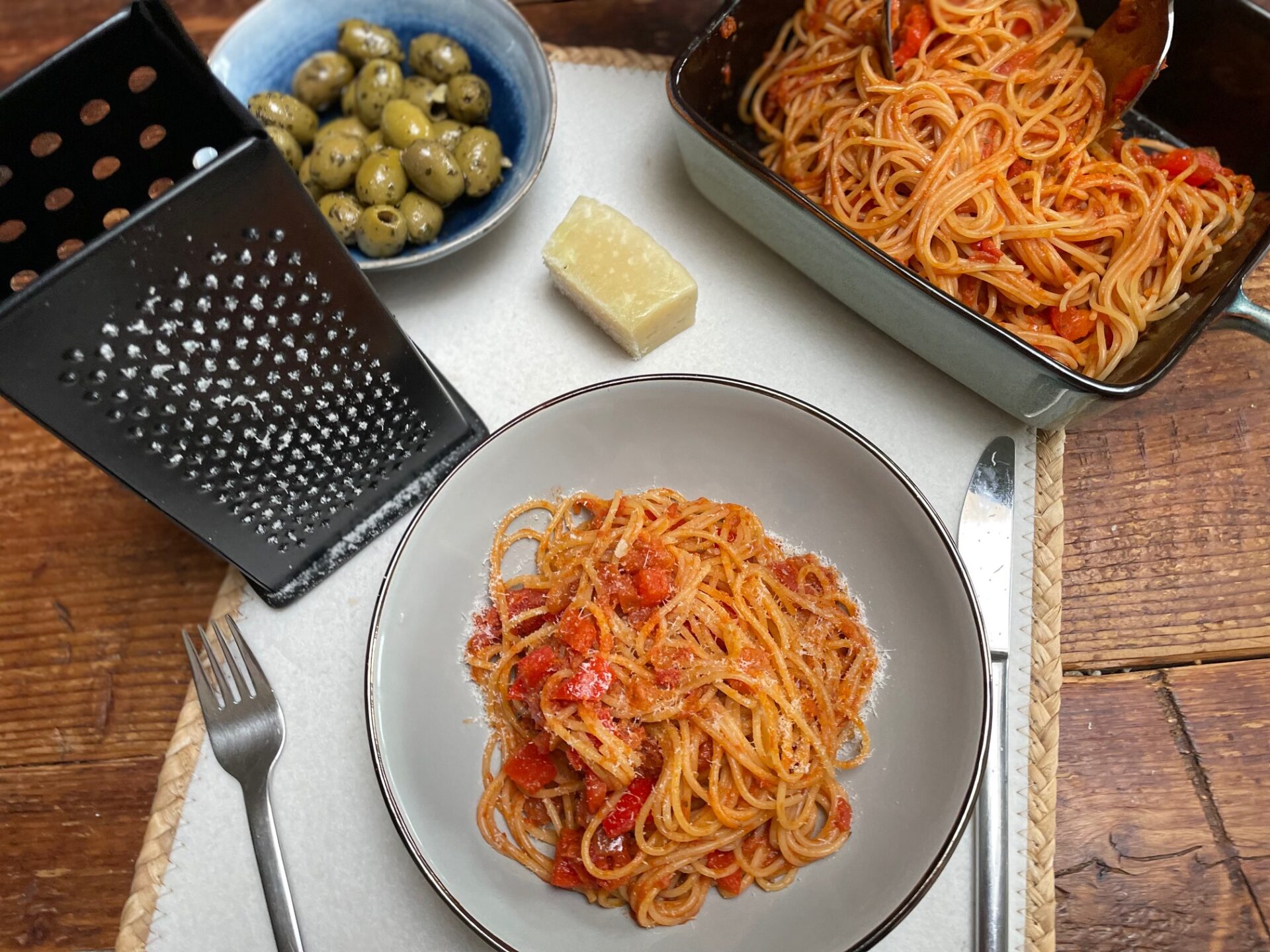 Spaghetti met paprika ansjovis saus - Foodblog Foodinista