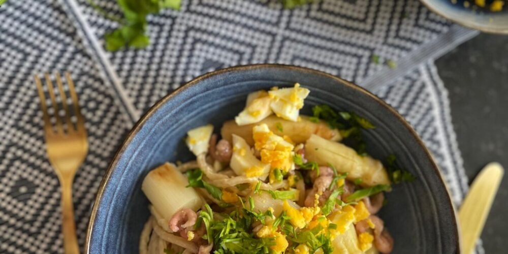 Pasta met asperges in roomsaus met garnalen en ei - Foodblog Foodinista