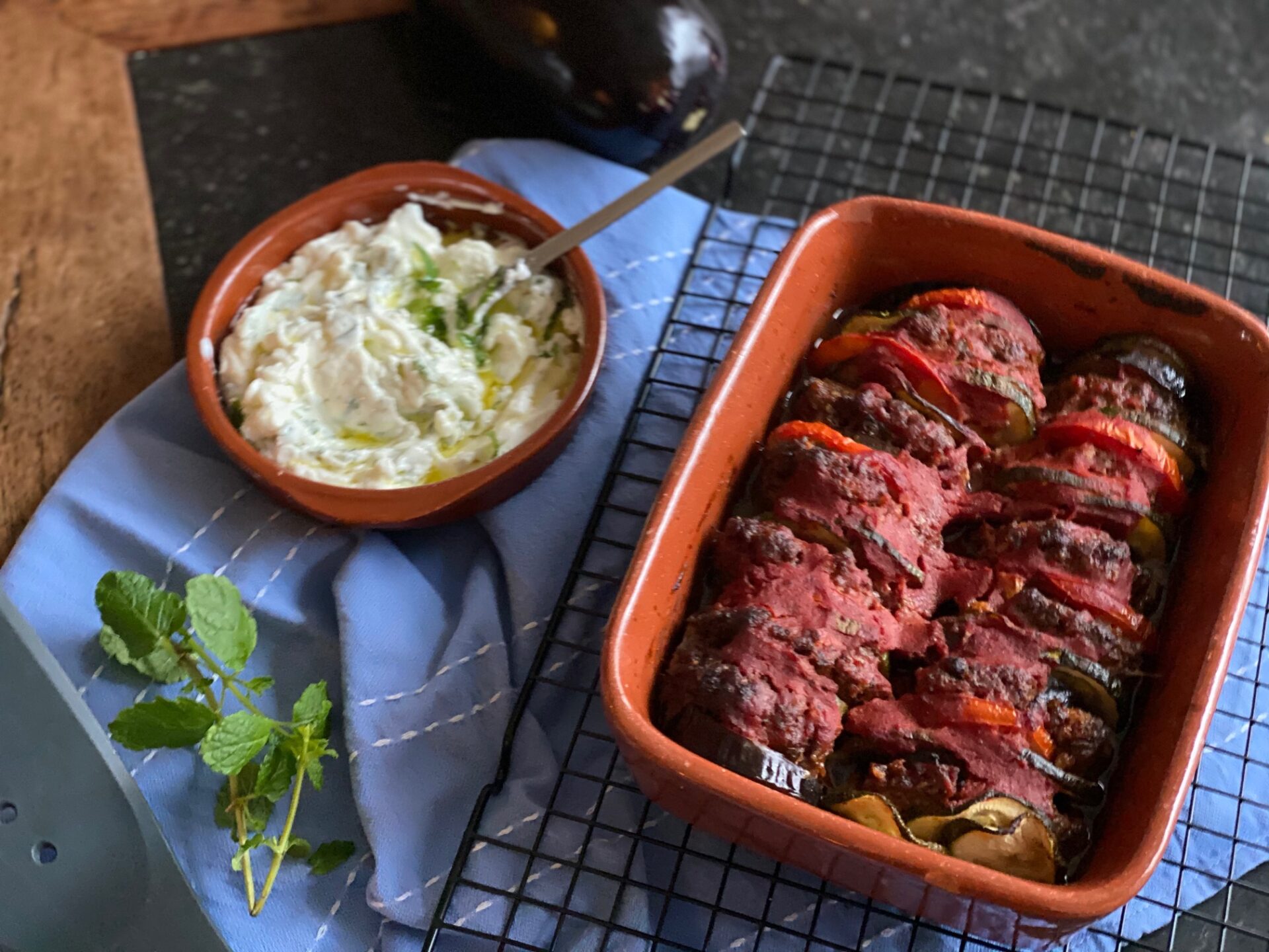 Turkse ovenschotel met gehakt, aubergine en courgette in tomatensaus - Foodblog Foodinista
