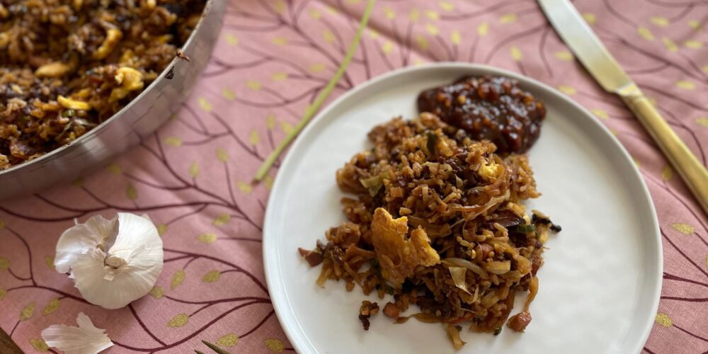 Nasi goreng met kip en pittige pindasaus - Foodblog Foodinista