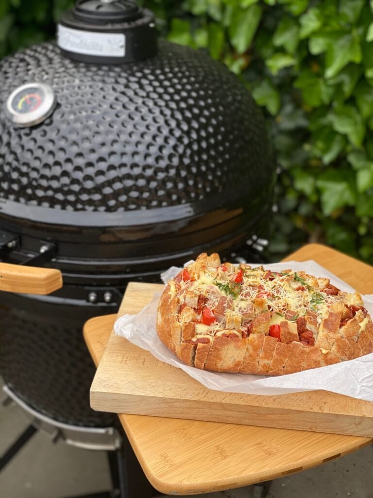 Spaans Borrelbrood met chorizo, manchego, gorgonzola en tomaat van de barbecue van Foodblog Foodinista