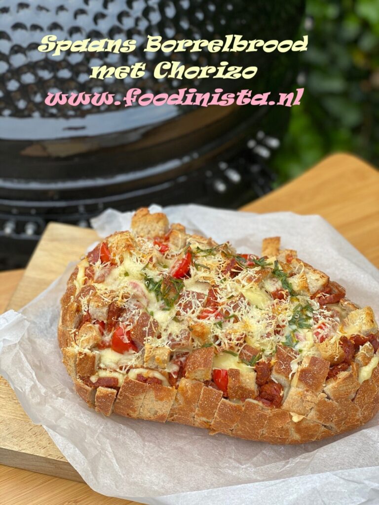 Borrelbrood met chorizo, manchego, gorgonzola en tomaat van de barbecue
