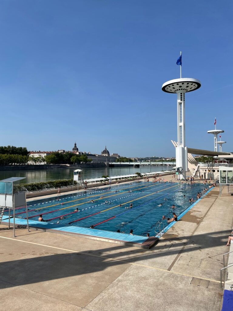 Zwembad in Lyon - Citytrip Lyon tips – Wat is er te doen in Lyon tijdens je tussenstop? Van eten en drinken tot activiteiten met kinderen