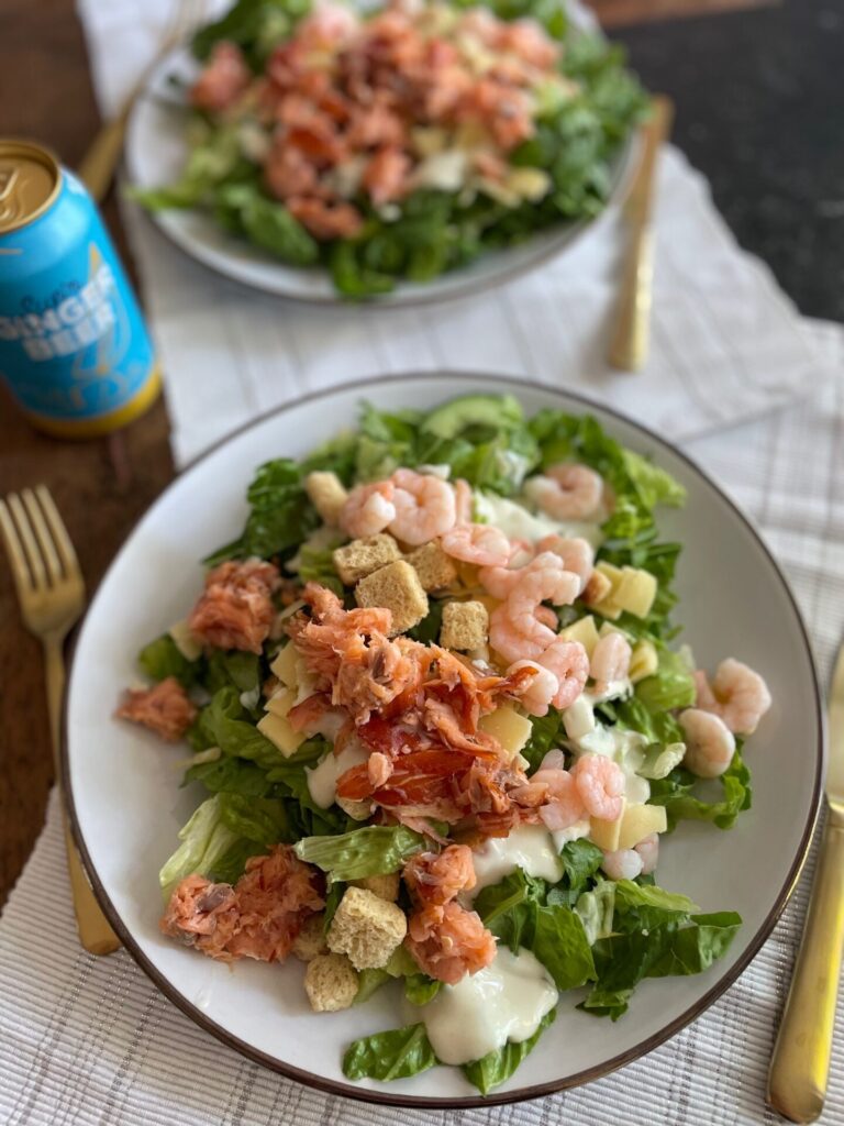 Caesar salade met zalm en garnalen - Foodblog Foodinista
