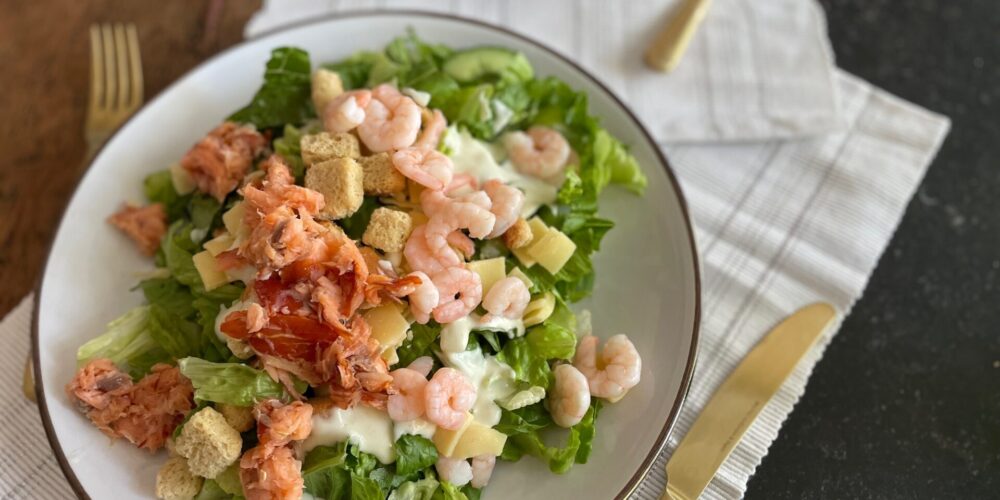 Caesar salade met zalm en garnalen - Foodblog Foodinista
