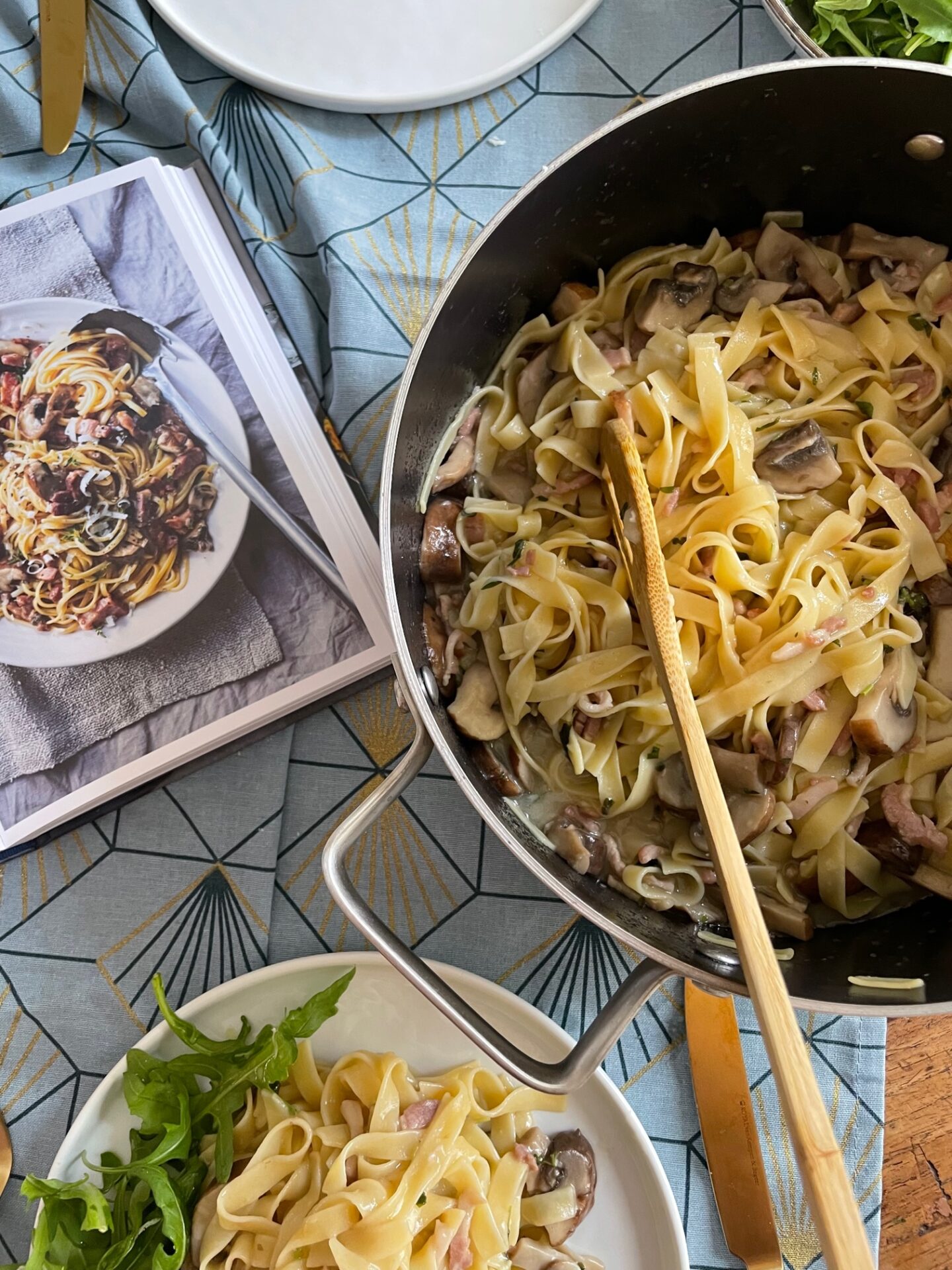 Pasta Parmazaan met spekjes en champignons - Easy Peasy one-pot-wonder pasta - Foodblog Foodinista