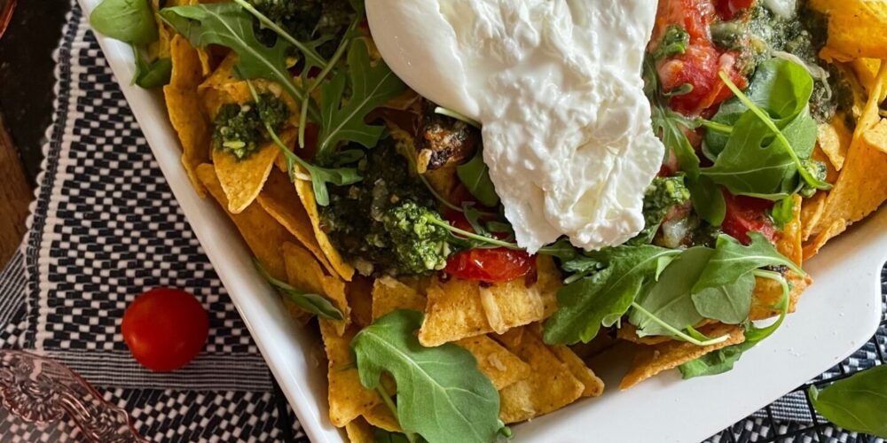 Italiaanse nacho's met pesto en burrata - Foodblog Foodinista