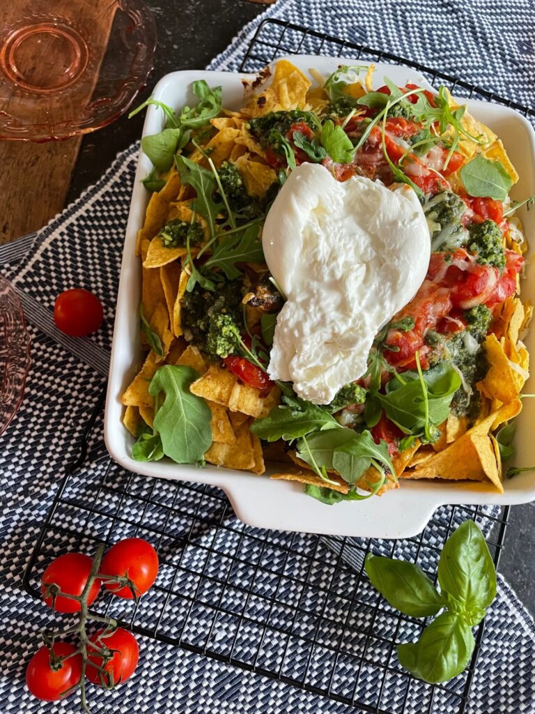Italiaanse nacho's met pesto en burrata - Foodblog Foodinista