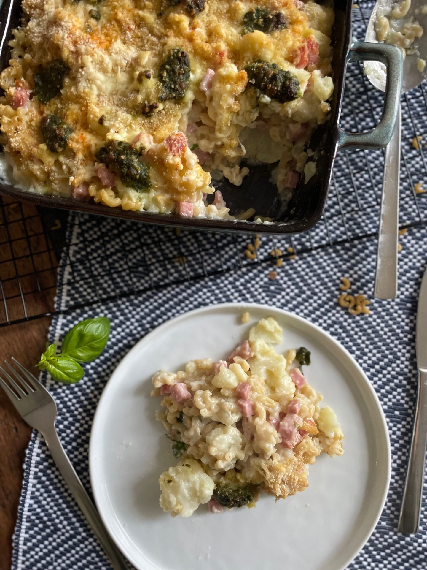 Macaroni met bloemkool in ham-kaassaus en pesto - Foodblog Foodinista