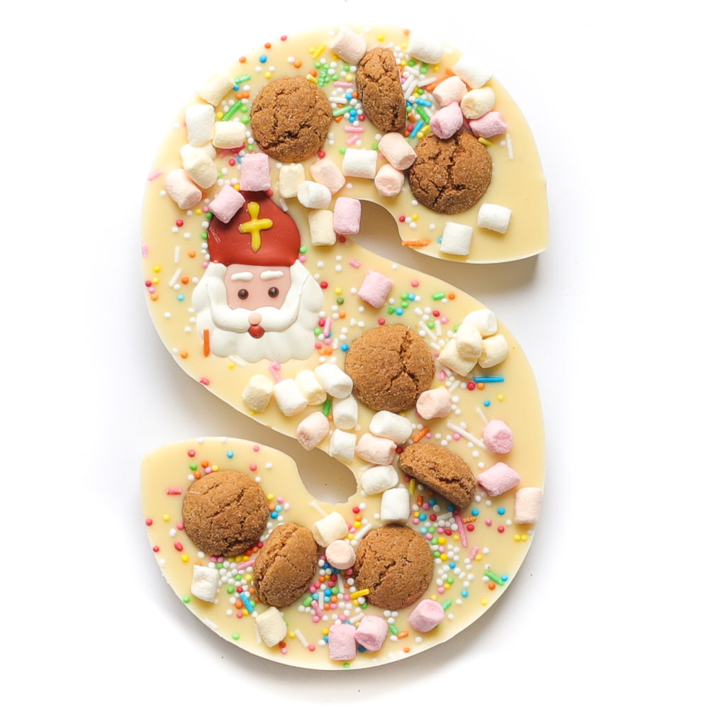 Luxe witte chocoladeletter met Sinterklaas versiering -  Sinterklaas chocolade cadeautjes tips van Foodblog Foodinista