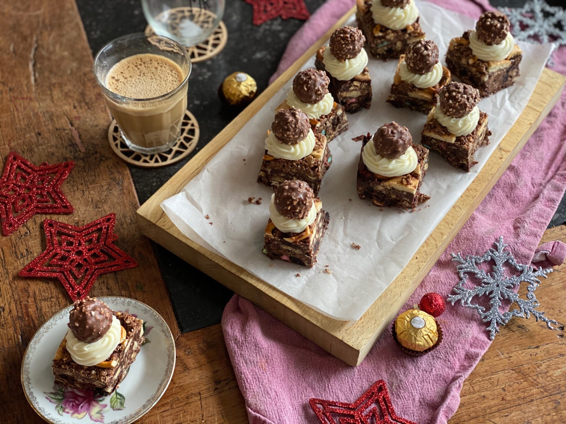Kerst rocky road met Ferrero Rocher topping - Foodblog Foodinista recepten