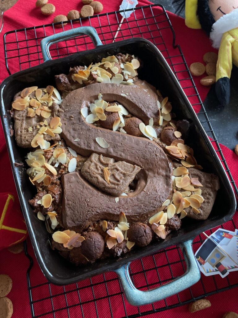 Sinterklaas speculaas broodpudding met kruidnootjes en chocoladeletter - Foodblog Foodinista
