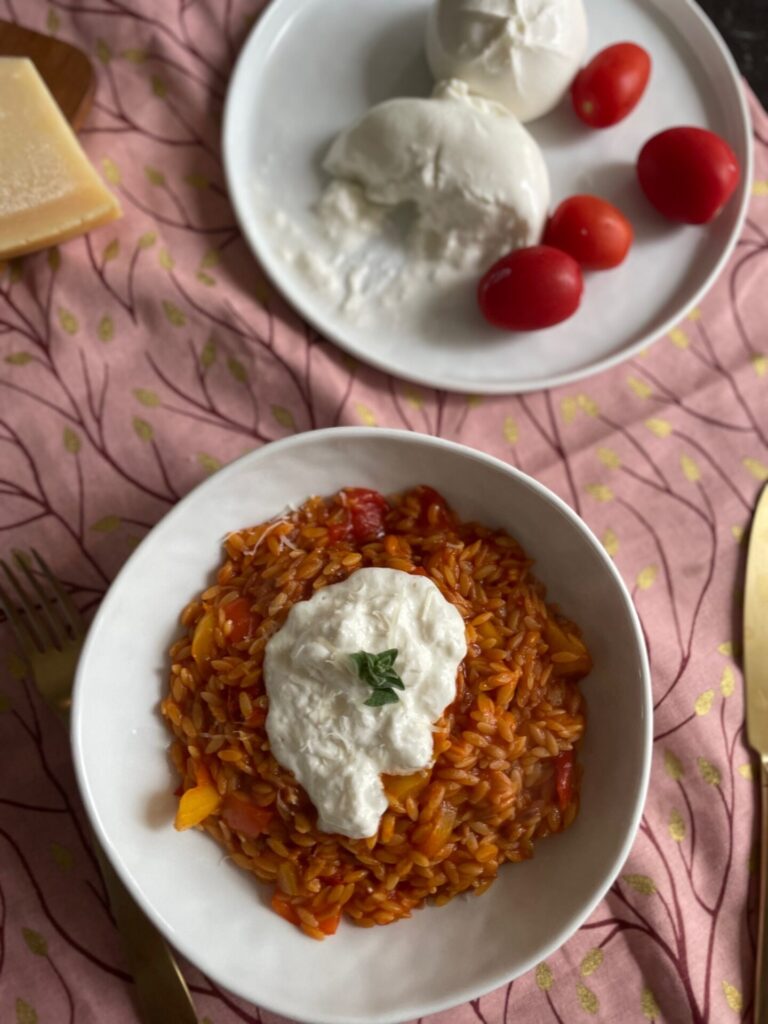 Orzo tomaten risotto met paprika en burrata - Foodblog Foodinista