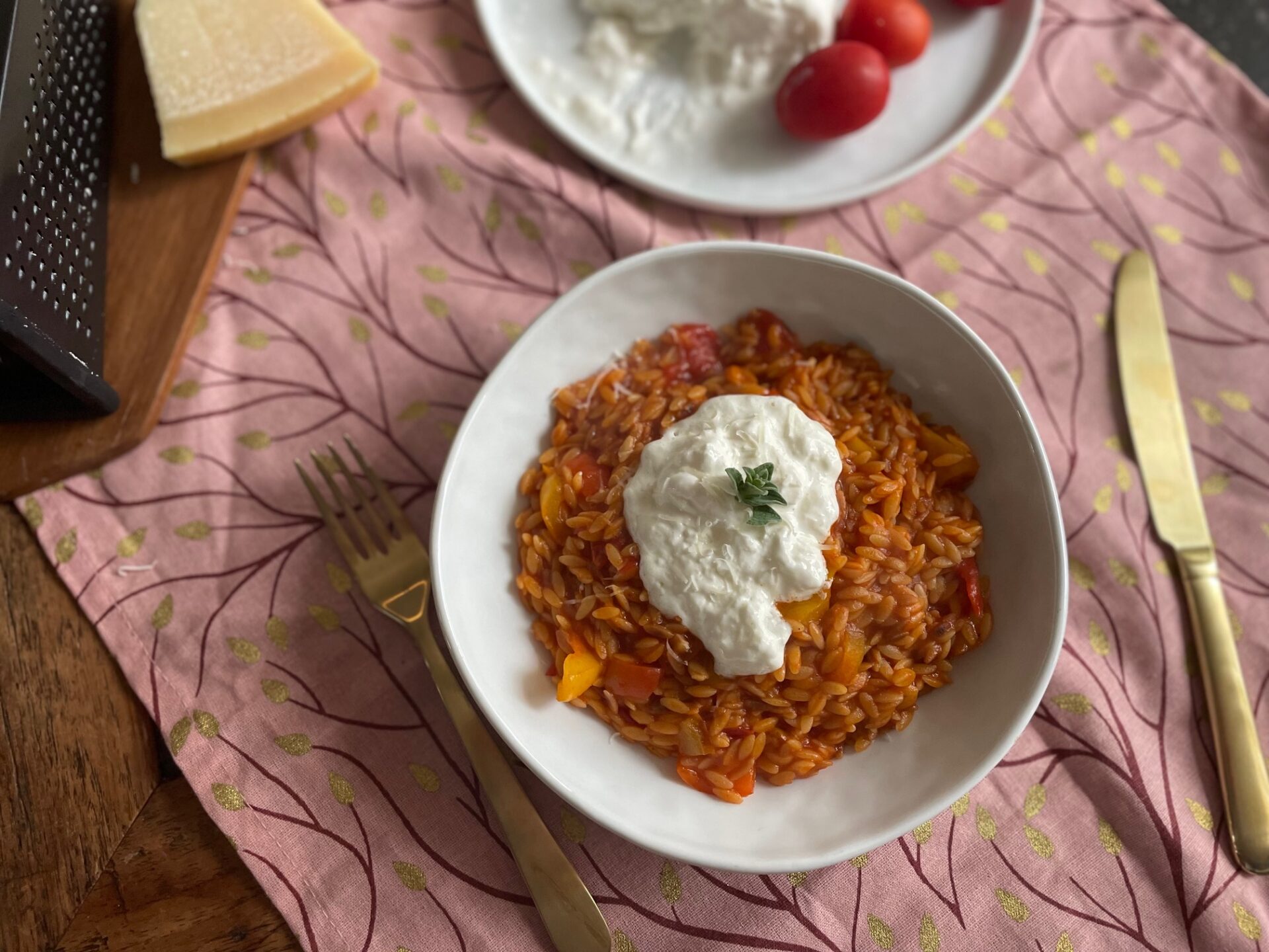 Orzo tomaten risotto met paprika en burrata - Foodblog Foodinista
