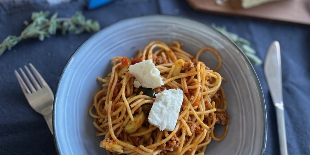 Spaghetti met pittig gehakt, courgette en feta - Foodblog Foodinista