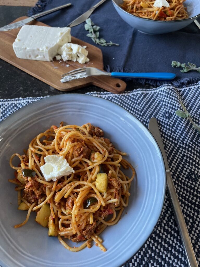 Spaghetti recept met pittig gehakt, courgette en feta - Foodblog Foodinista