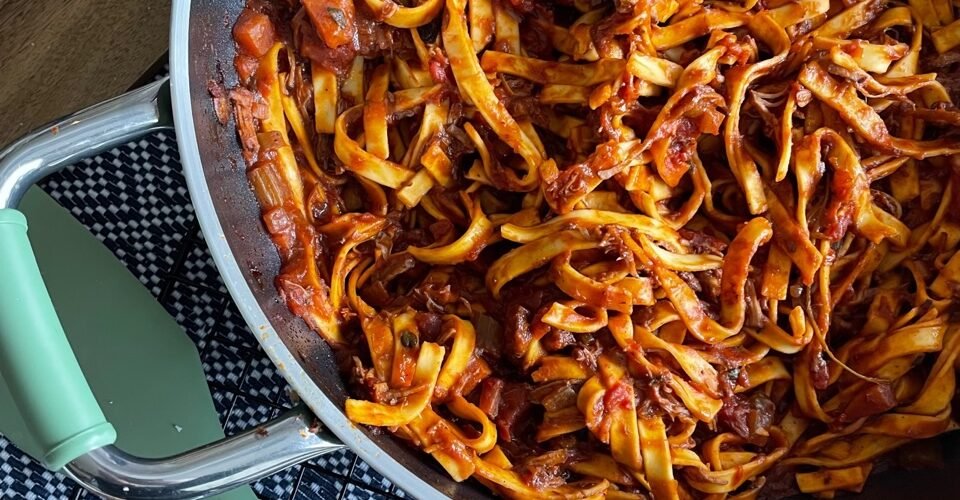 Wild ragu recept met eendenborst en tagliatelle in rode wijn - Foodblog Foodinista