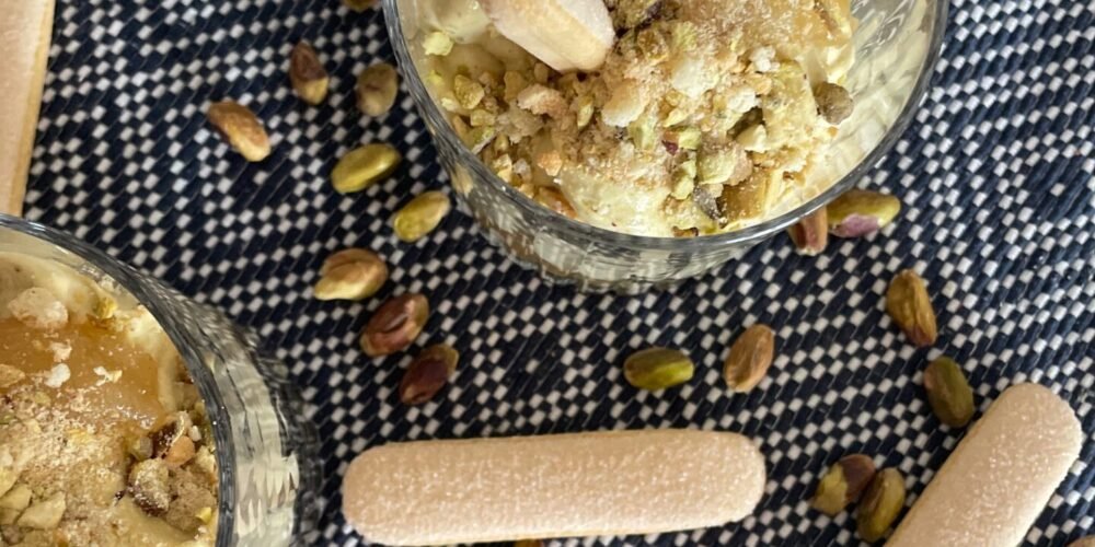 Pistache tiramisu toetje in een glas met peer - Foodblog Foodinista