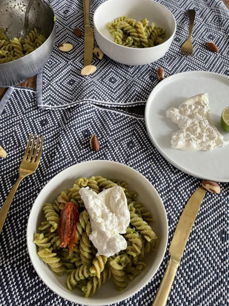 Pasta met paranoten selderij pesto en burrata - Foodblog Foodinista