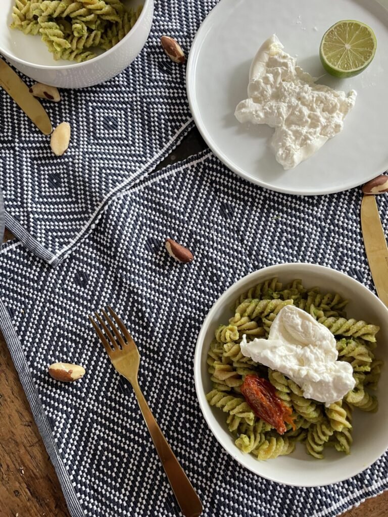 Pasta met paranoten selderij pesto en burrata - Foodblog Foodinista