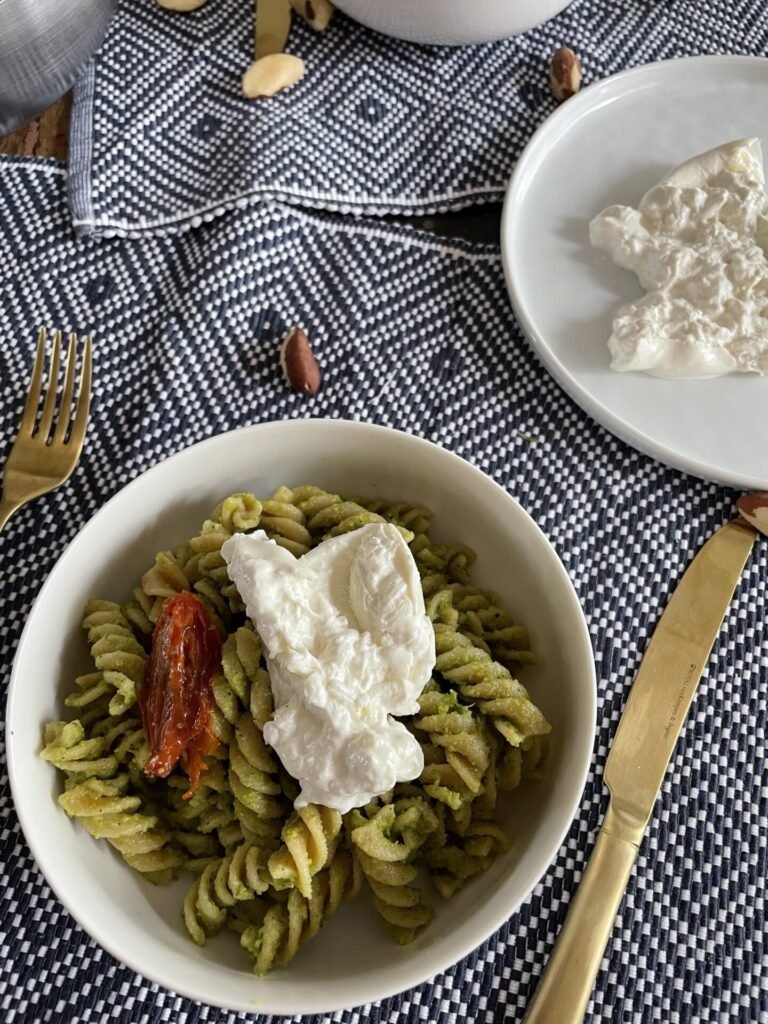 Pasta met paranoten selderij pesto en burrata - Foodblog Foodinista