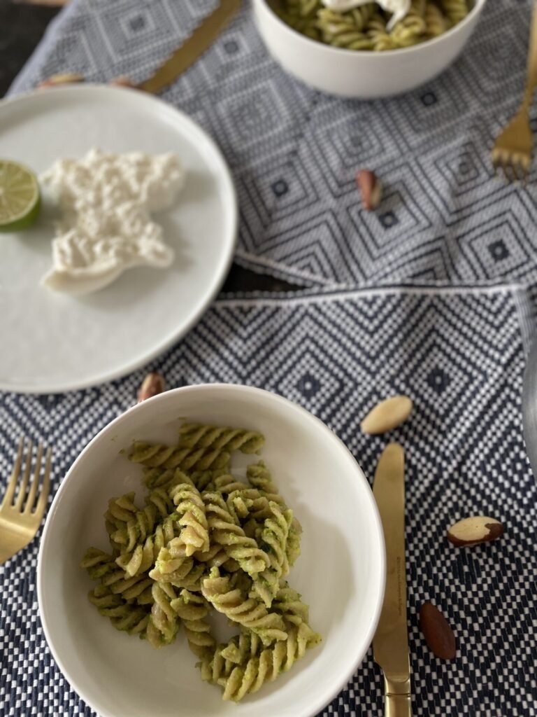 Pasta met paranoten selderij pesto en burrata - Foodblog Foodinista