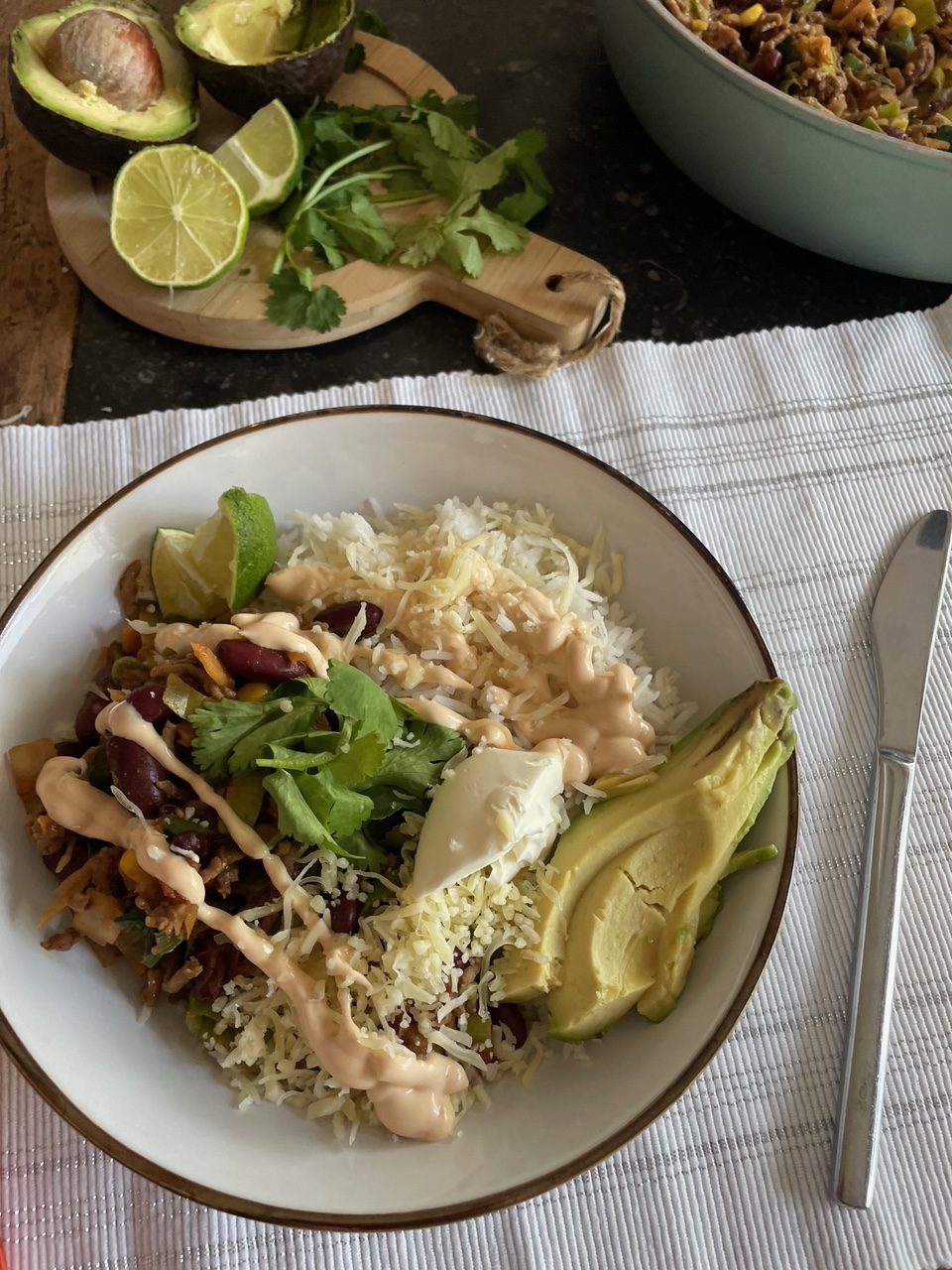 Mexicaanse rijst poke bowl met gehakt en avocado en groente - Foodblog Foodinista