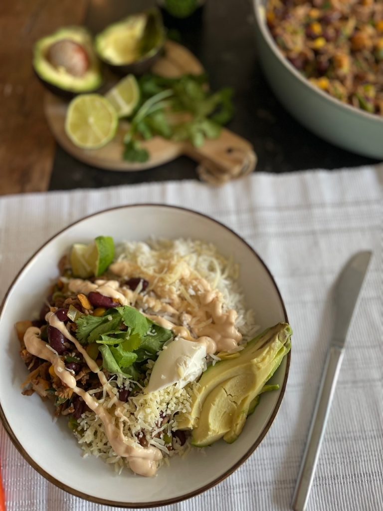 Mexicaanse rijst poke bowl met gehakt en avocado en groente - Foodblog Foodinista