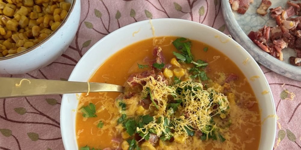 Amerikaanse boeren pompoensoep met zoete aardappel, bacon en cheddar - Foodblog Foodinista