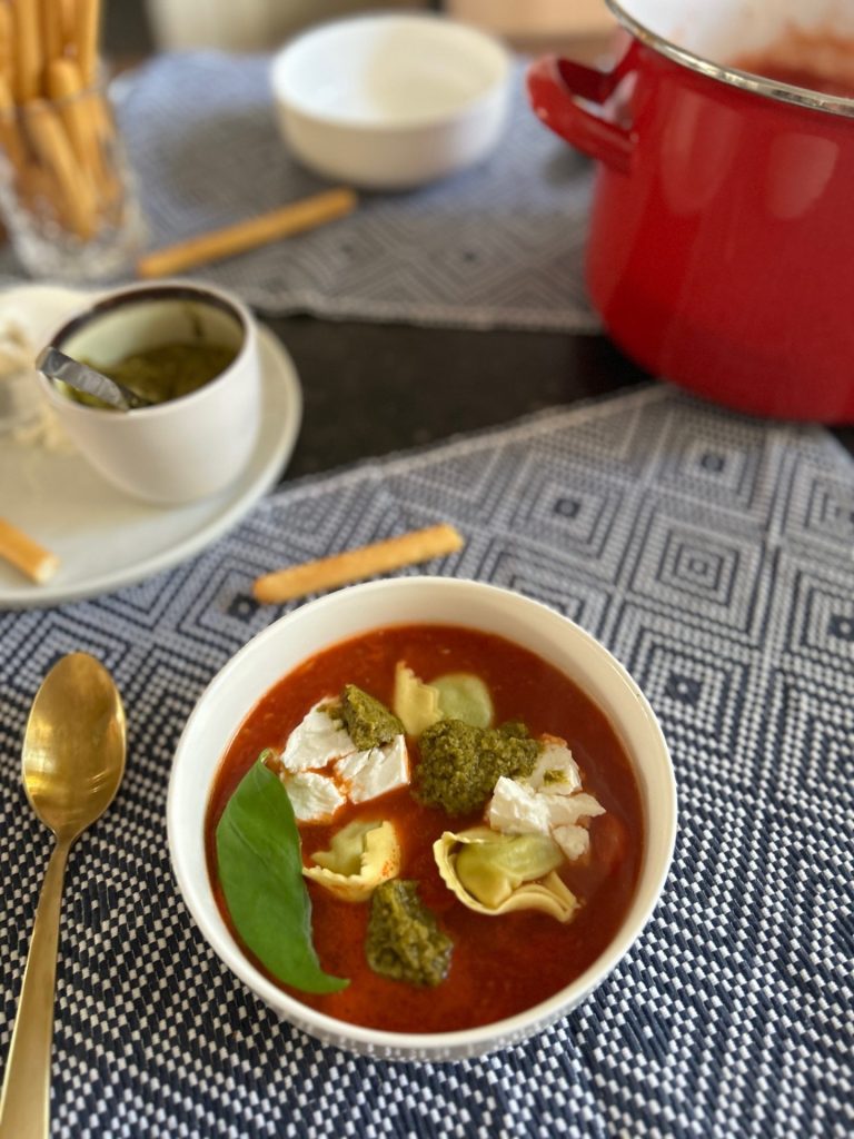Tomatensoep met tortellini, ricotta en pesto - Foodblog Foodinista