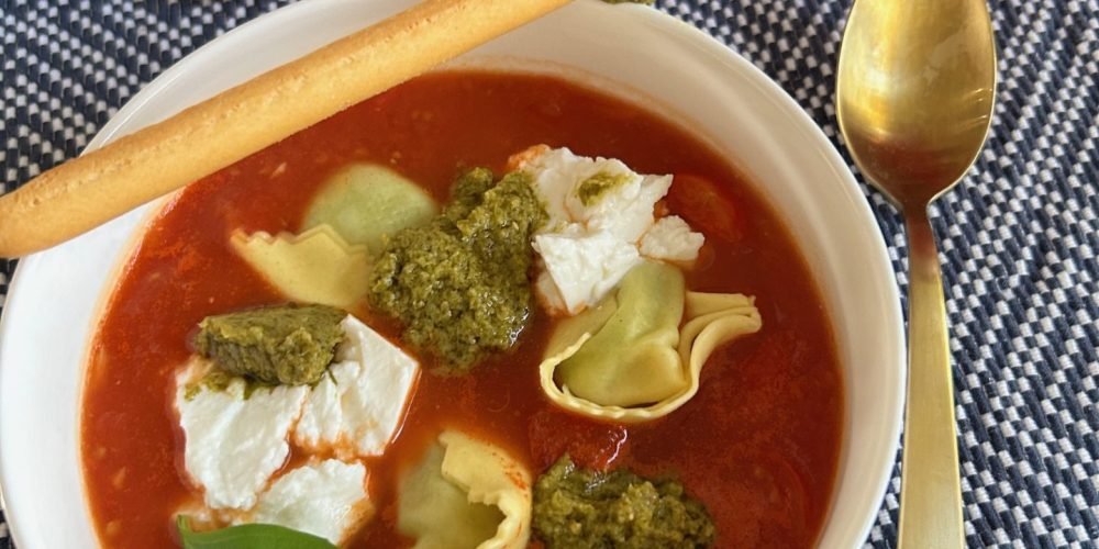 Tomatensoep met tortellini, ricotta en pesto - Foodblog Foodinista