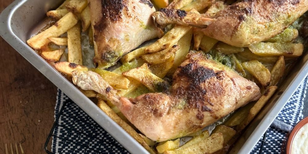 Bakplaat citroenkip met frietjes en knoflookdressing uit kookboek Bayrut en de Libanese keuken