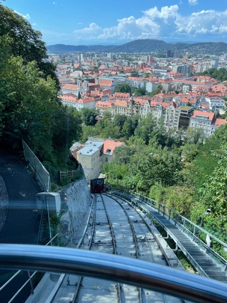 Schlossberg op met de Schlossberg Bahn - Tips in Graz Oostenrijk met kinderen Foodinista
