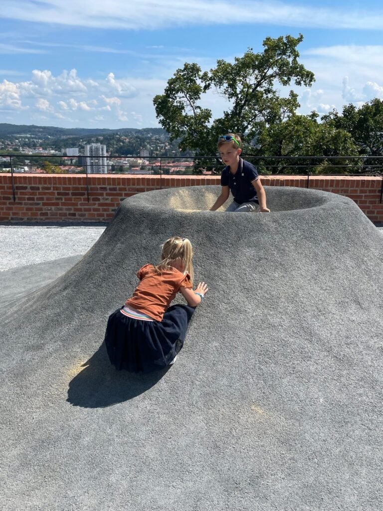 Schlossberg op met de Schlossberg Bahn - Tips in Graz Oostenrijk met kinderen Foodinista