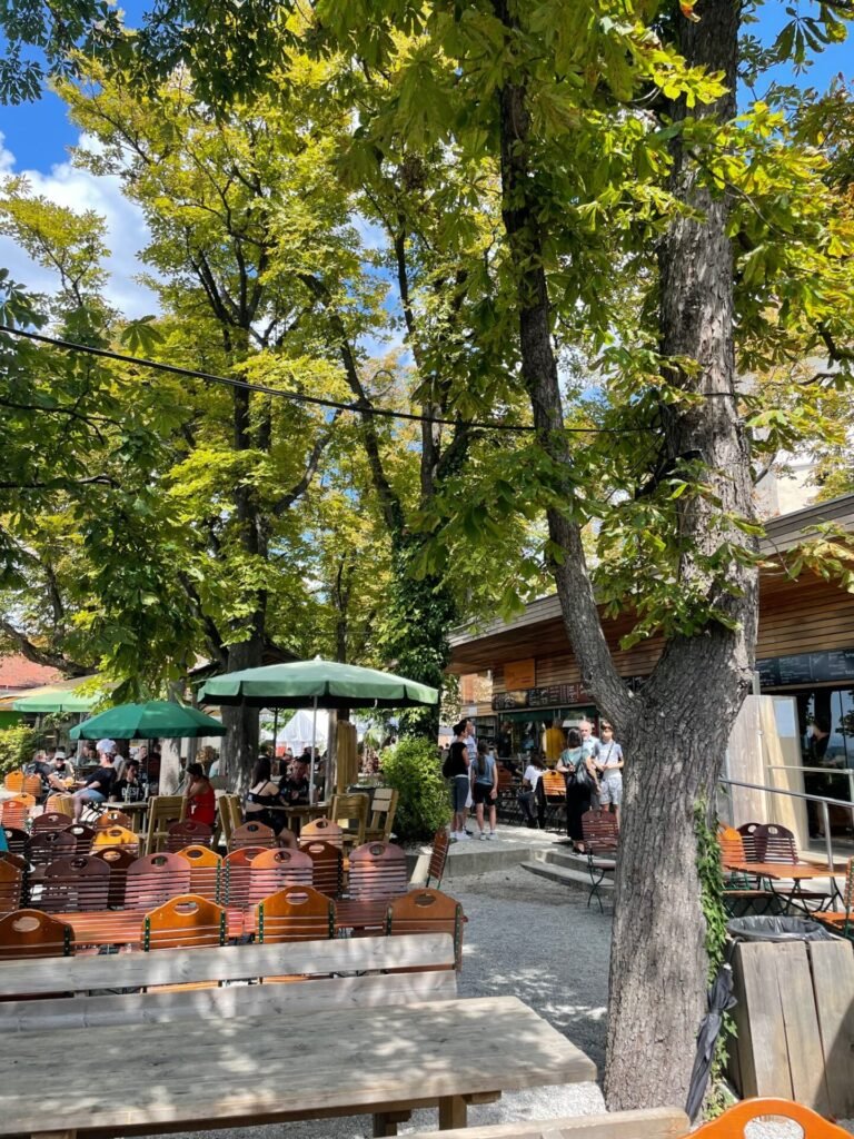 Biergarten Schlossberg met spectaculair uitzicht onder de bomen - Tips van Foodinista in Graz Oostenrijk