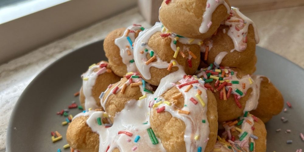 Slagroomsoesjes toren met sprinkles en glitter - Foodinista