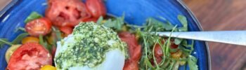 Salade met gegrilde pomodori tomaat, burrata en pesto - Foodinista