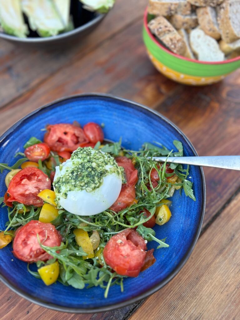 Salade met gegrilde pomodori tomaat, burrata en pesto - Foodinista