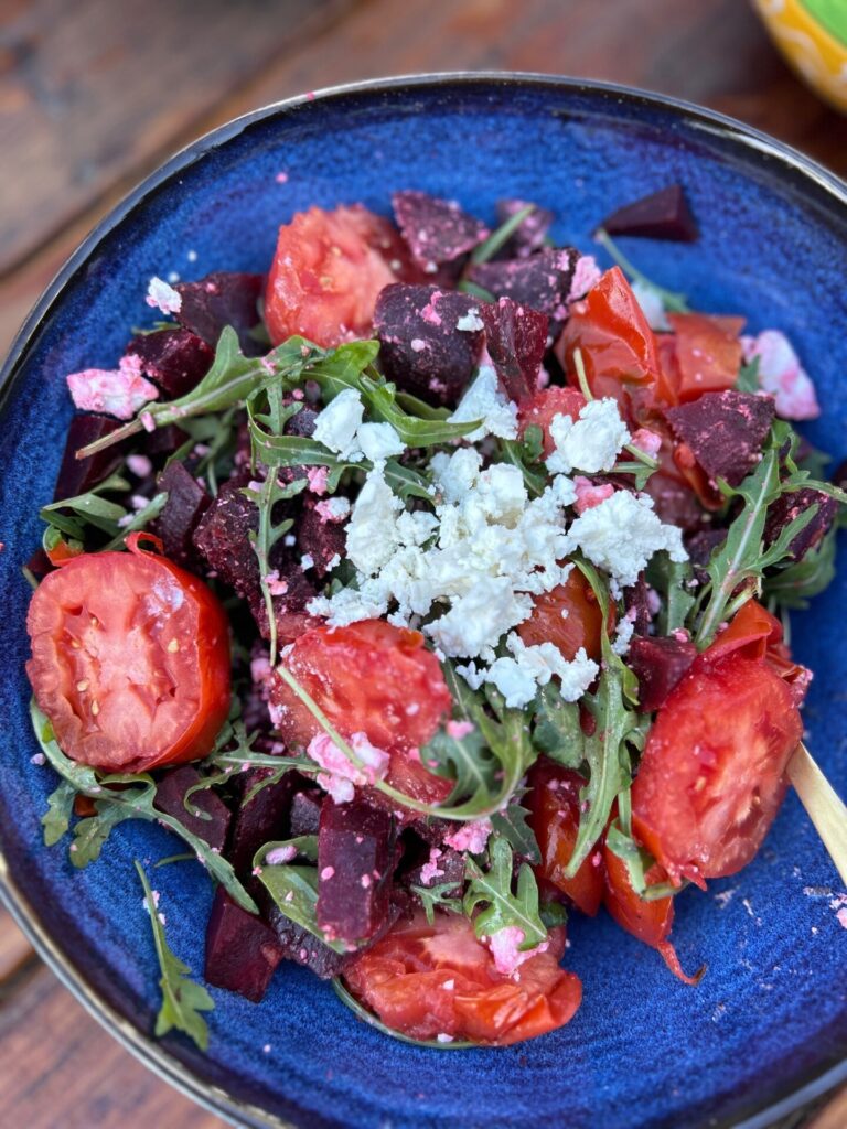 Salade met gegrilde pomodori tomaat, bietjes en feta - Foodinista