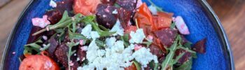 Salade met gegrilde pomodori tomaat, bietjes en feta - Salade recepten Foodinista