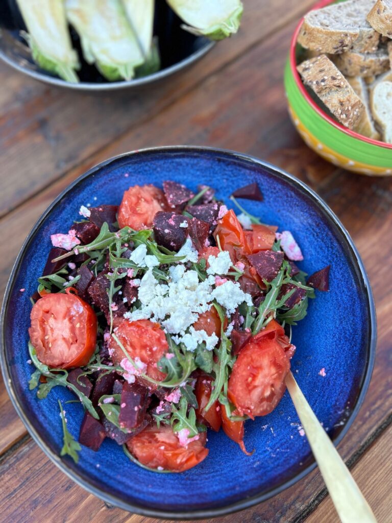 Salade met gegrilde pomodori tomaat, bietjes en feta - Salade recepten Foodinista