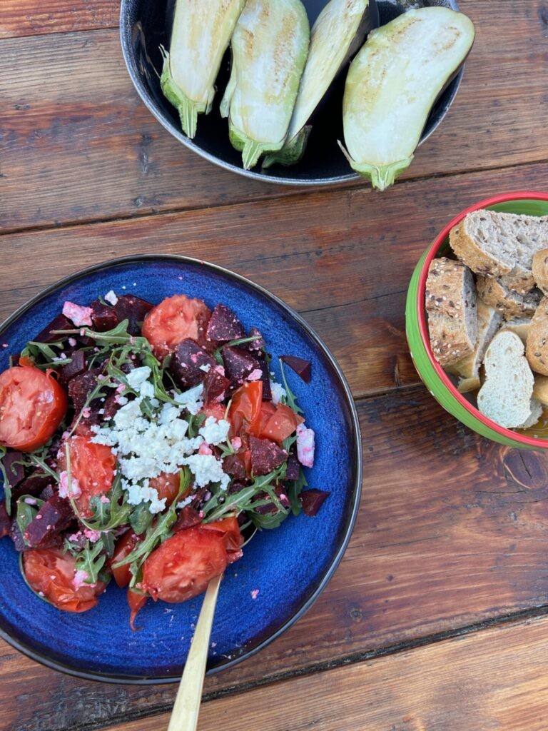 Salade met gegrilde pomodori tomaat, bietjes en feta - Foodinista