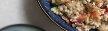 Griekse parelcouscoussalade met knoflookgarnalen - Recepten van Foodinista