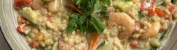 Groene curry parelcouscous salade met knoflookgarnalen - Recepten van Foodinista