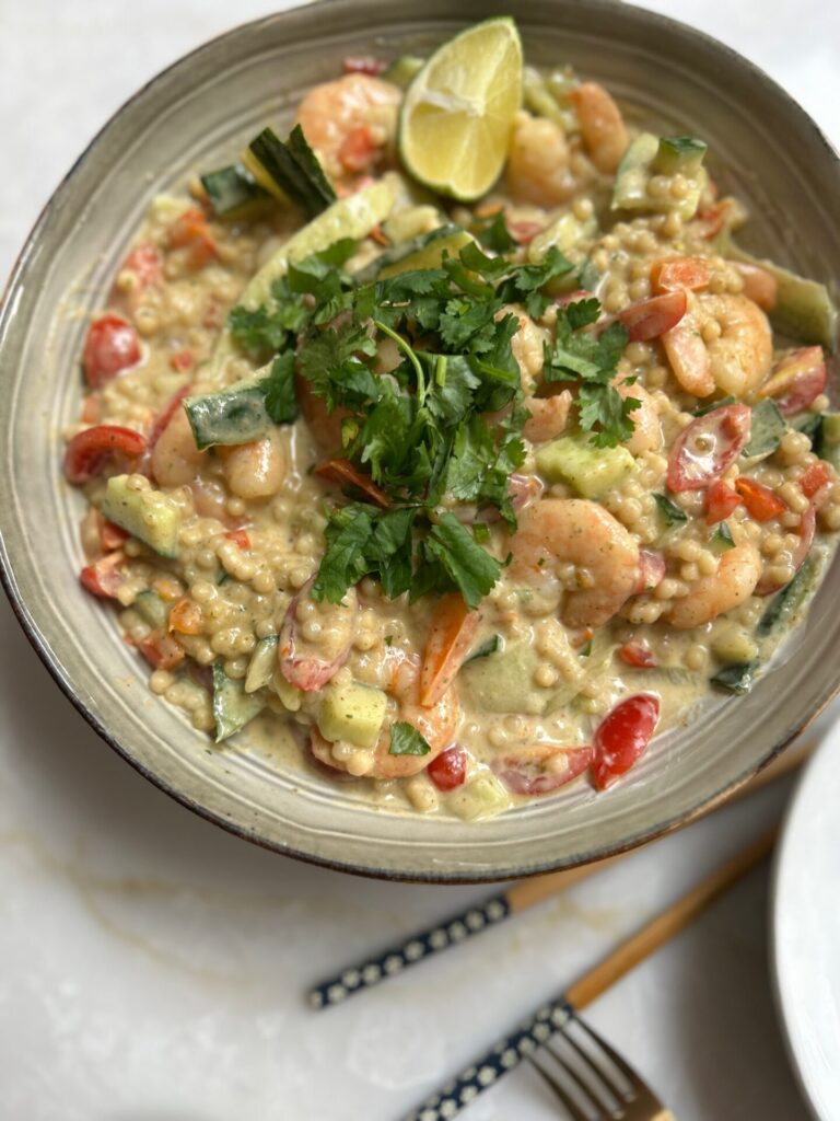 Groene curry parelcouscous salade met knoflookgarnalen - Recepten van Foodinista