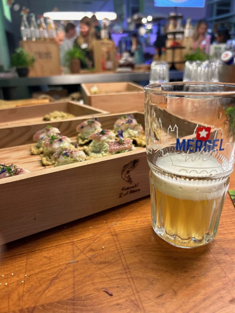 Mergelwit bier met palinghapjes van Stadsbrouwerij Maastricht - Culinaire tips in Maastricht