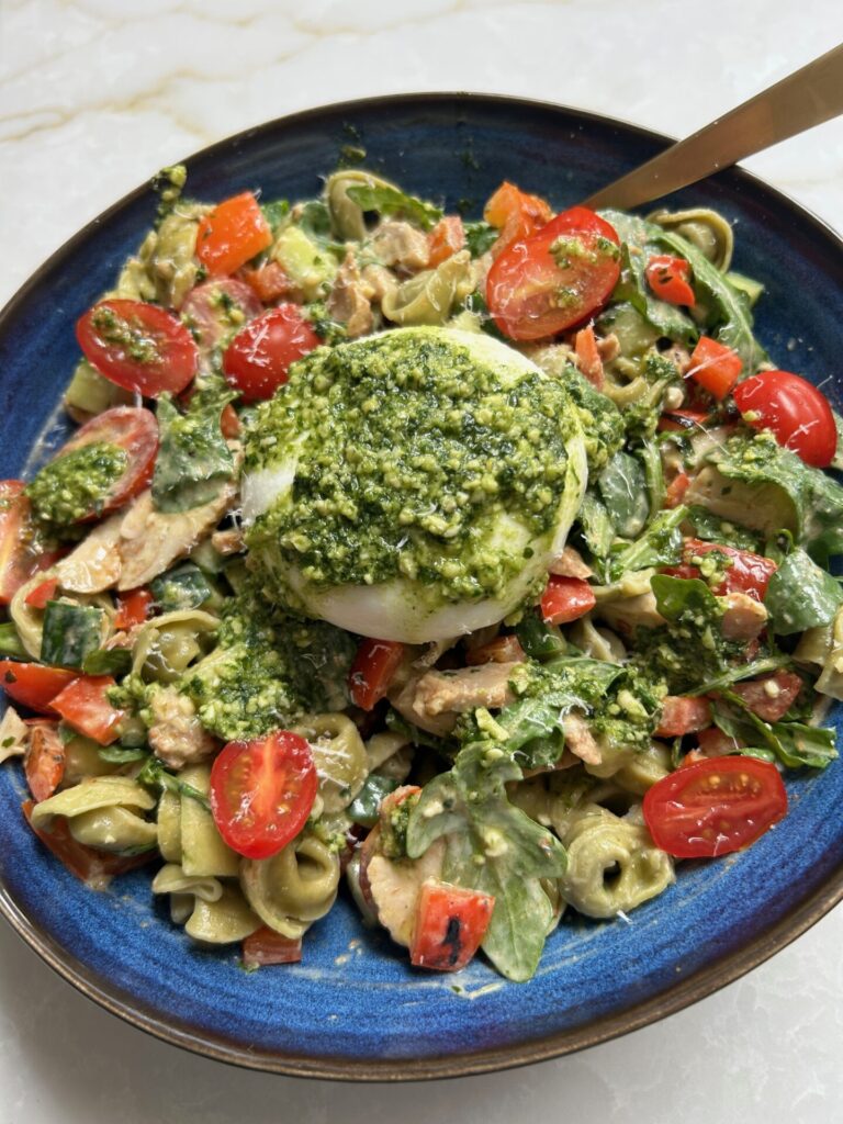 Italiaanse tortellini salade met kip en burrata - Salade recepten van Foodinista