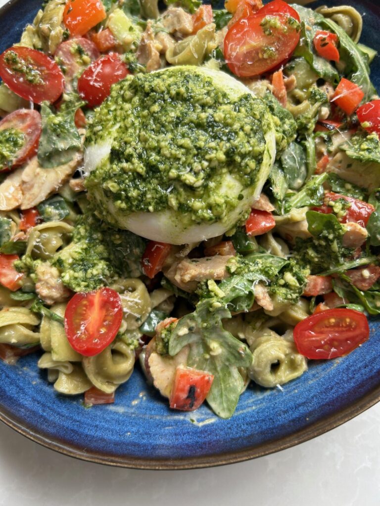 Italiaanse tortellini salade met kip en burrata - Salade recepten van Foodinista