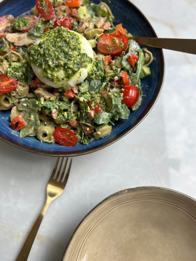 Italiaanse tortellini salade met kip en burrata - Salade recepten van Foodinista