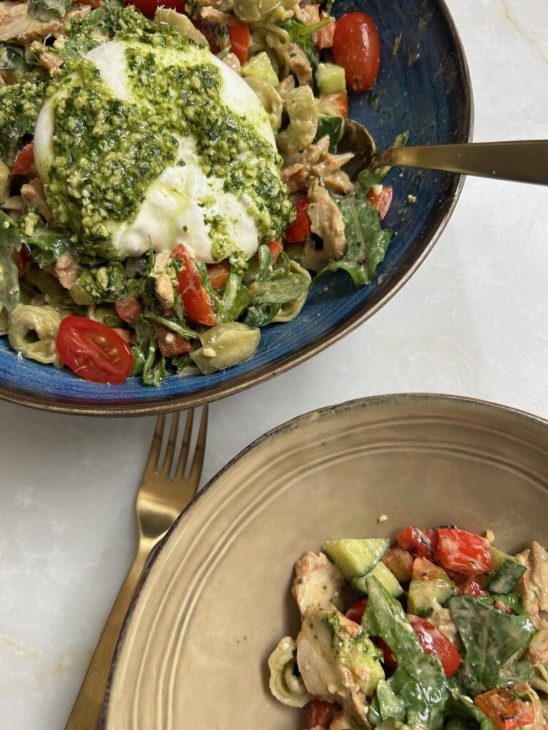 Italiaanse tortellini salade met kip en burrata - Salade recepten van Foodinista